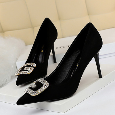 Zamšādas sieviešu apavu smails modelis un metāla sprādze ar akmeņiem