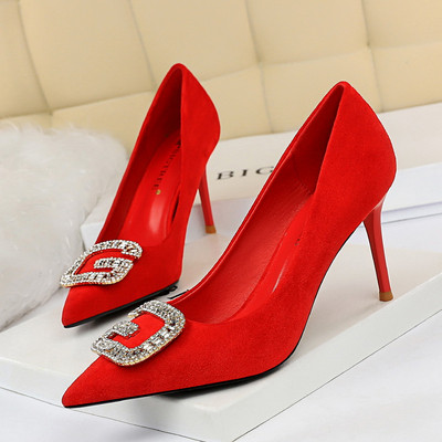 Zamšādas sieviešu apavu smails modelis un metāla sprādze ar akmeņiem