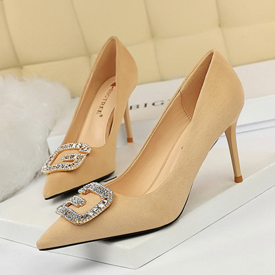 Zamšādas sieviešu apavu smails modelis un metāla sprādze ar akmeņiem