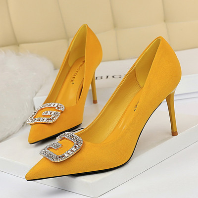 Zamšādas sieviešu apavu smails modelis un metāla sprādze ar akmeņiem