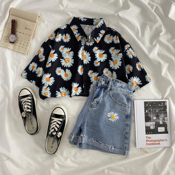 Plats sieviešu krekls ar klasisku apkakli un ziedu rakstu