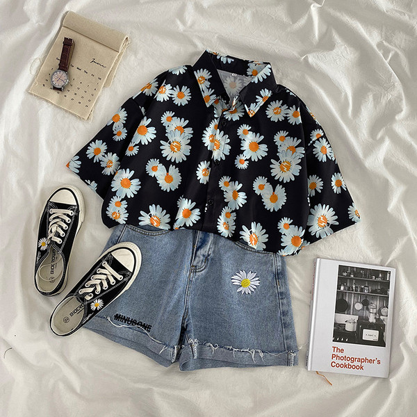 Plats sieviešu krekls ar klasisku apkakli un ziedu rakstu