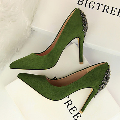 Aktuālās sieviešu kurpes no eko zamšādas ar augstiem papēžiem