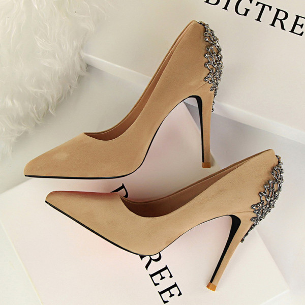 Aktuālās sieviešu kurpes no eko zamšādas ar augstiem papēžiem