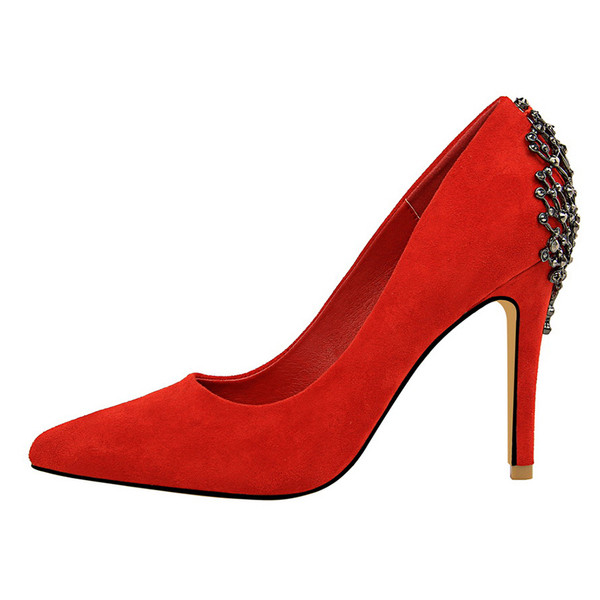 Aktuālās sieviešu kurpes no eko zamšādas ar augstiem papēžiem