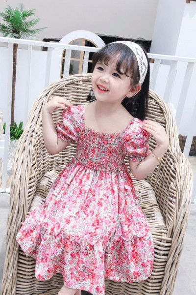 Bērnu kleita ar ziedu apdruku un krītošām piedurknēm