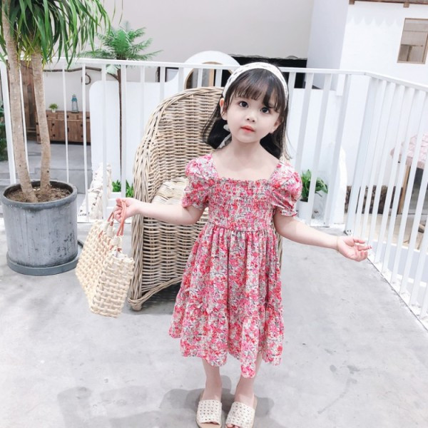 Bērnu kleita ar ziedu apdruku un krītošām piedurknēm