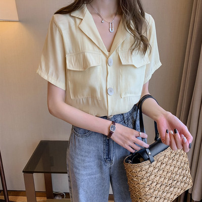 Sieviešu moderns krekls ar īsām piedurknēm un kabatām