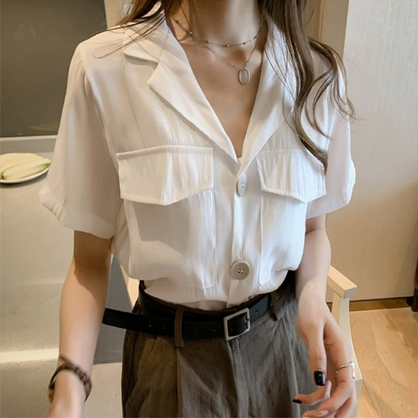 Sieviešu moderns krekls ar īsām piedurknēm un kabatām