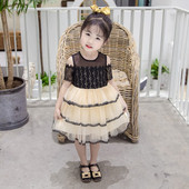 Moderna bērnu kleita ar atkailinātiem pleciem un tillu