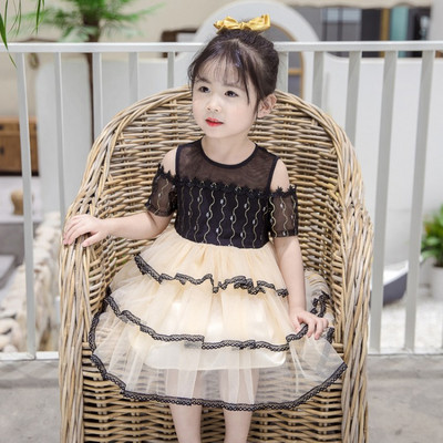 Moderna bērnu kleita ar atkailinātiem pleciem un tillu