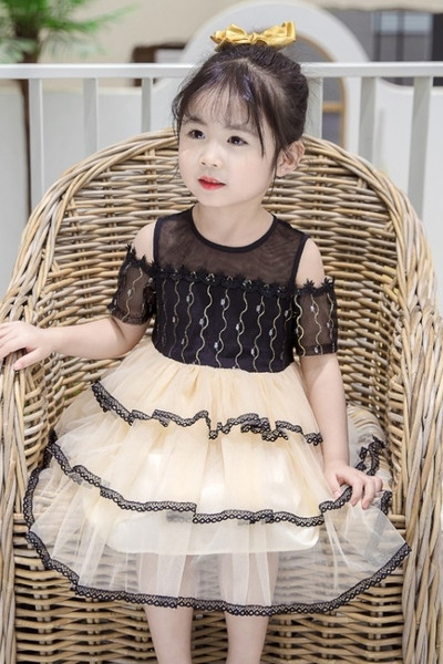 Moderna bērnu kleita ar atkailinātiem pleciem un tillu