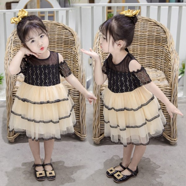 Moderna bērnu kleita ar atkailinātiem pleciem un tillu