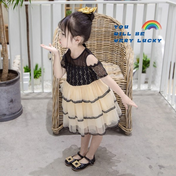 Moderna bērnu kleita ar atkailinātiem pleciem un tillu