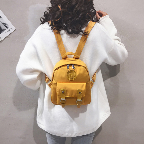 Mindennapi női mini hátizsák fém elemekkel