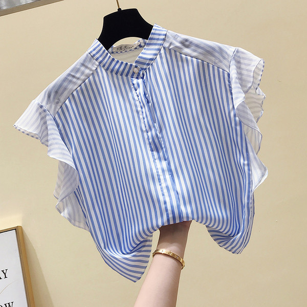 Svītrains sieviešu vasaras krekls ar ovālu kakla izgriezumu un lokām