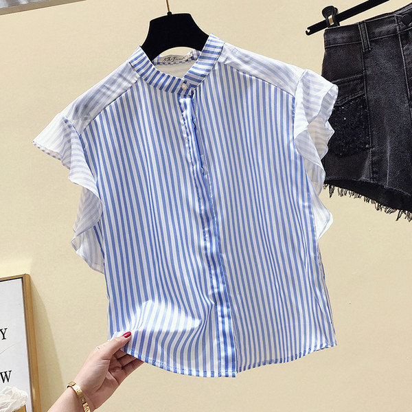 Svītrains sieviešu vasaras krekls ar ovālu kakla izgriezumu un lokām