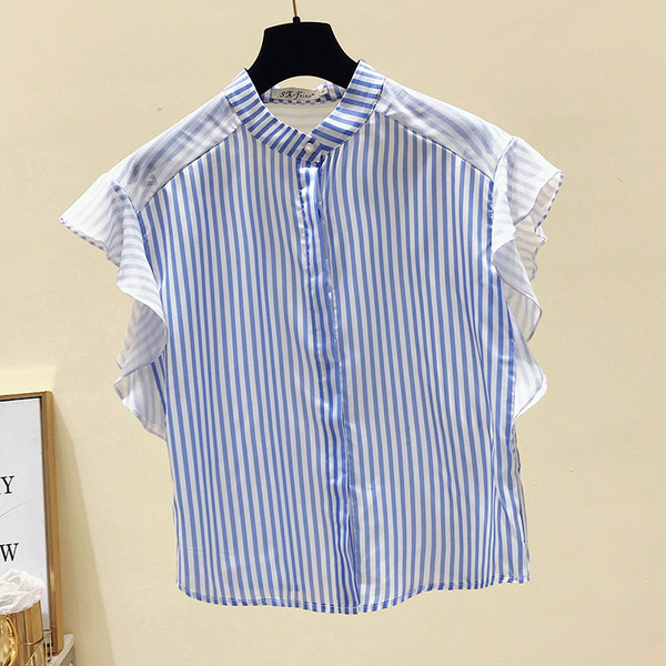 Svītrains sieviešu vasaras krekls ar ovālu kakla izgriezumu un lokām