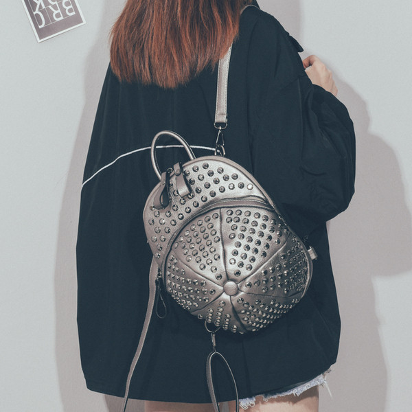 Moderna sieviešu mugursoma ar rāvējslēdzēju un cilpām