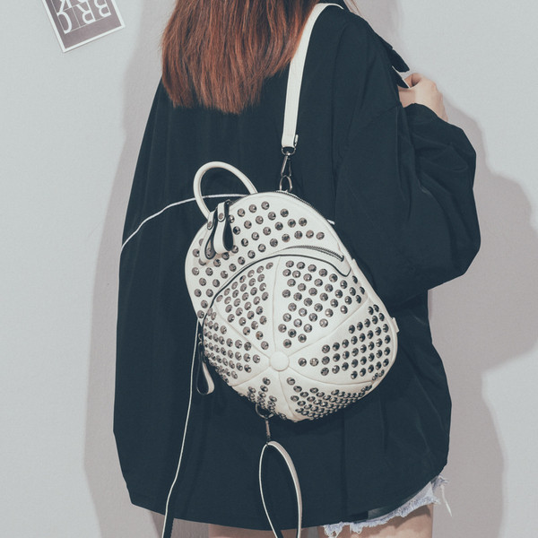 Moderna sieviešu mugursoma ar rāvējslēdzēju un cilpām