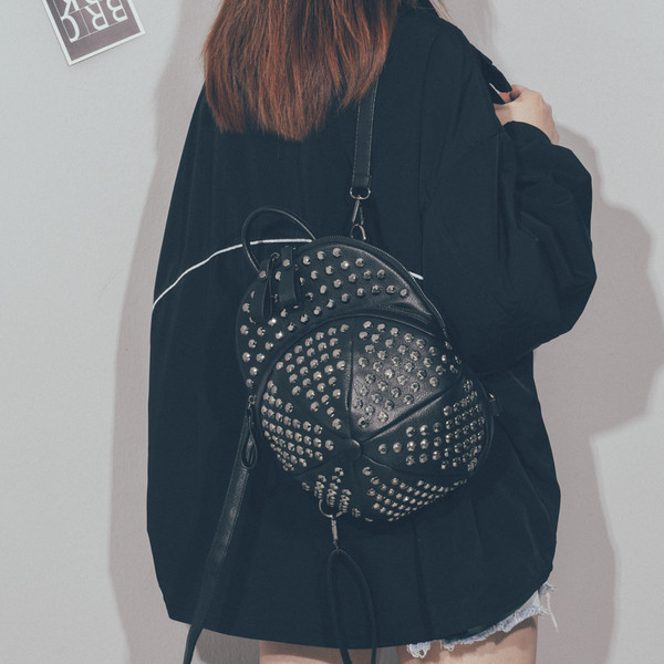 Moderna sieviešu mugursoma ar rāvējslēdzēju un cilpām