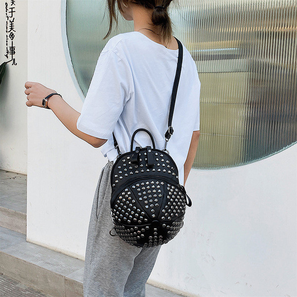 Moderna sieviešu mugursoma ar rāvējslēdzēju un cilpām