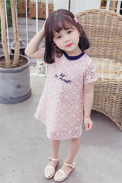 Lühikeste varrukate ja pitsiga lastekleit