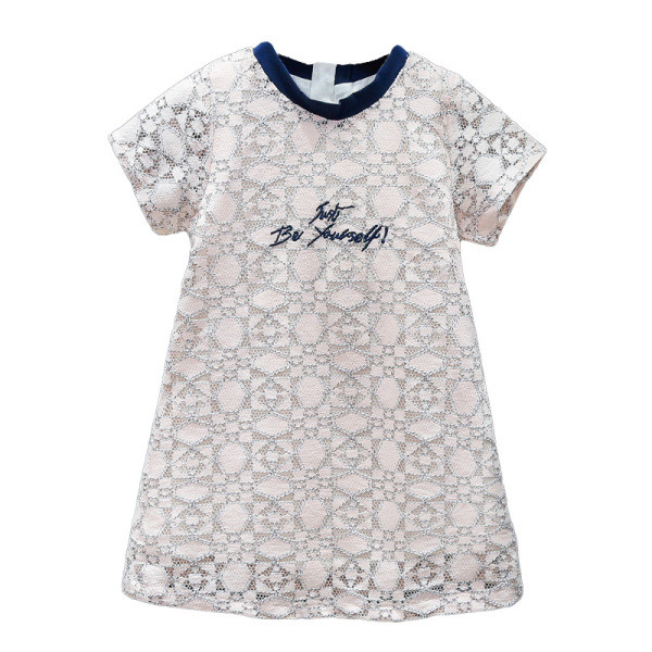 Lühikeste varrukate ja pitsiga lastekleit