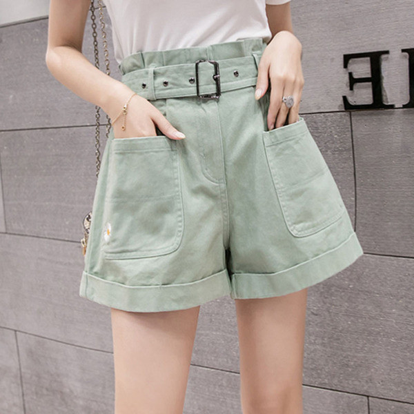 Sieviešu šorti ar jostiņu un izšuvumu