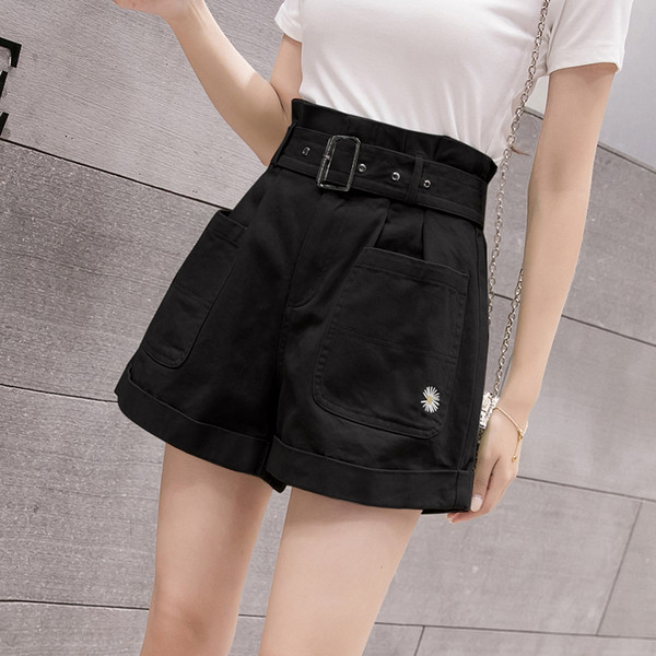 Sieviešu šorti ar jostiņu un izšuvumu