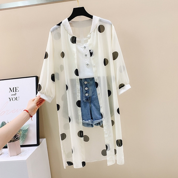 Läbipaistev pikk naiste täpiline särk ovaalse kaelusega ja 3/4 varrukatega