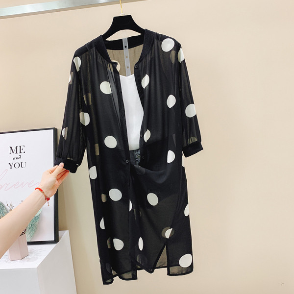 Läbipaistev pikk naiste täpiline särk ovaalse kaelusega ja 3/4 varrukatega