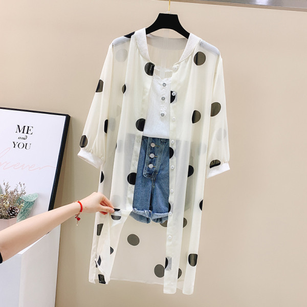 Läbipaistev pikk naiste täpiline särk ovaalse kaelusega ja 3/4 varrukatega