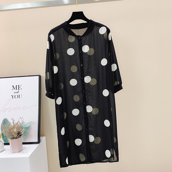 Läbipaistev pikk naiste täpiline särk ovaalse kaelusega ja 3/4 varrukatega