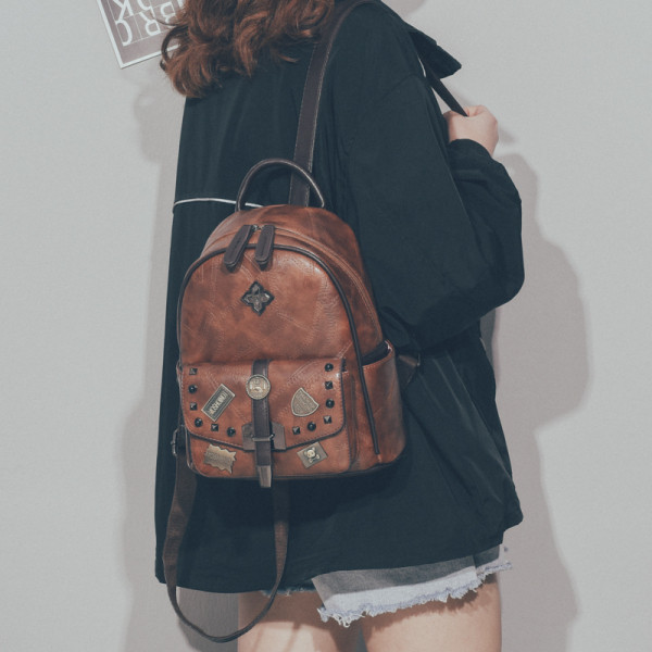 Mūsdienīga sieviešu mugursoma no eko ādas ar metāla elementiem