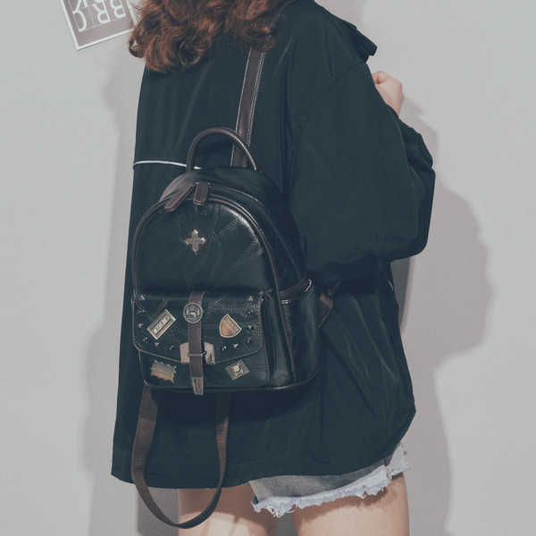 Mūsdienīga sieviešu mugursoma no eko ādas ar metāla elementiem