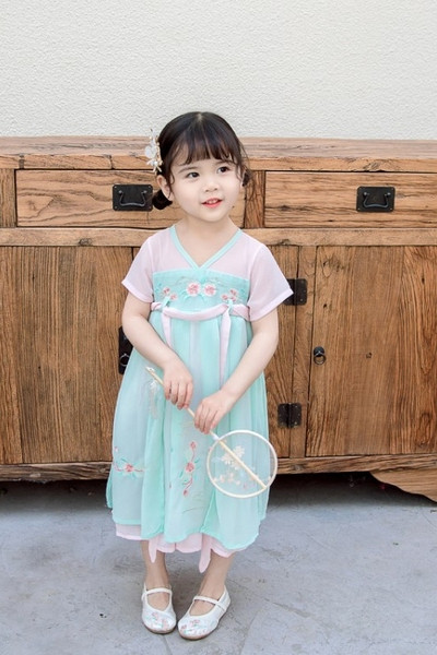 Bērnu kleita ar izšuvumu un špica kakla izgriezumu