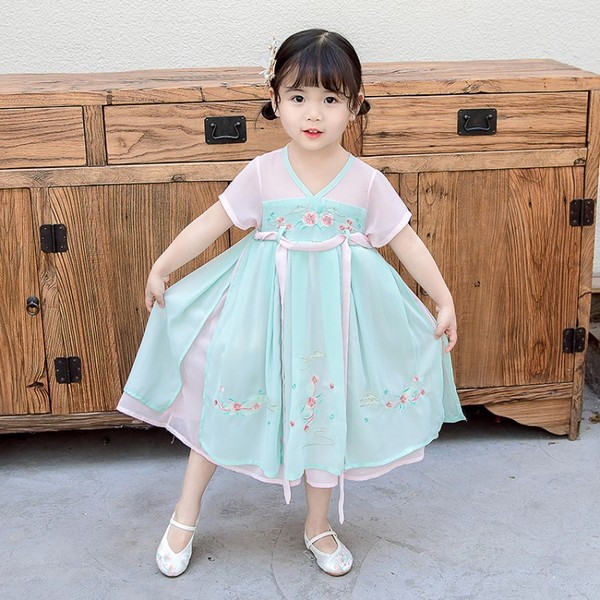 Bērnu kleita ar izšuvumu un špica kakla izgriezumu