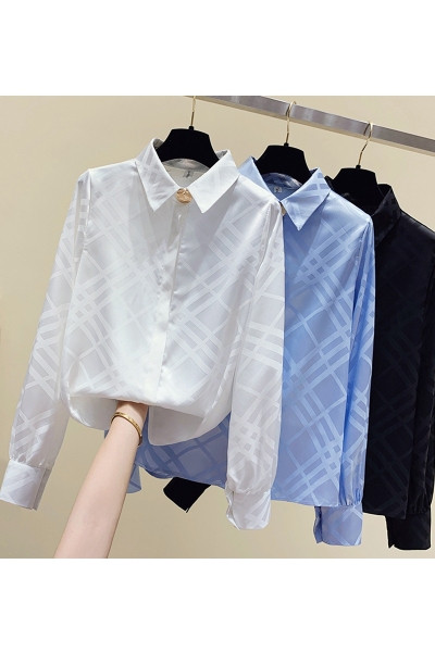 Stilīgs sieviešu krekls ar klasisku apkakli, garām piedurknēm un metāla apdari