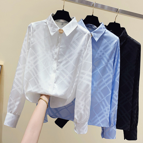 Stilīgs sieviešu krekls ar klasisku apkakli, garām piedurknēm un metāla apdari