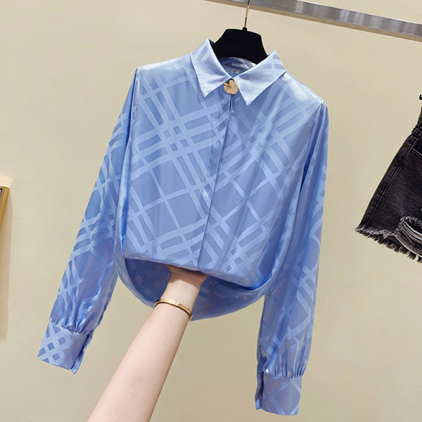 Stilīgs sieviešu krekls ar klasisku apkakli, garām piedurknēm un metāla apdari