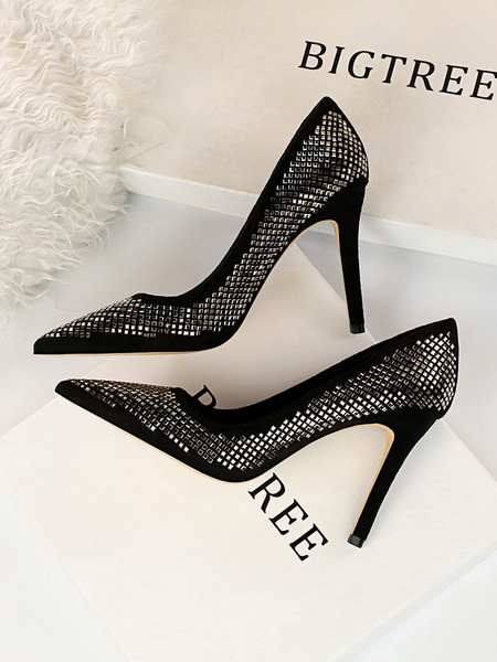 Stilīgs sieviešu apavu smails modelis ar spīdīgu efektu