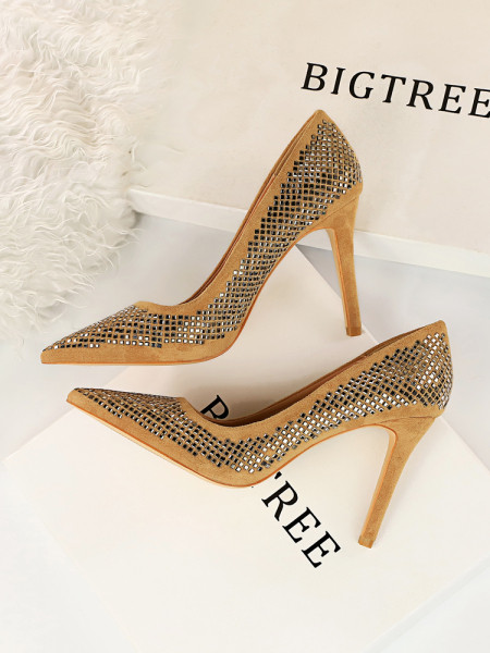 Stilīgs sieviešu apavu smails modelis ar spīdīgu efektu