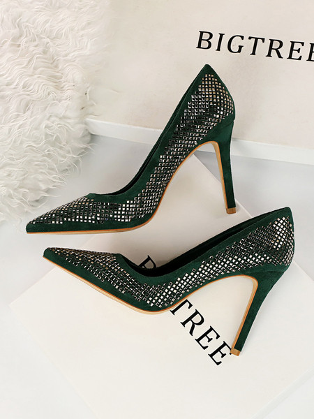 Stilīgs sieviešu apavu smails modelis ar spīdīgu efektu