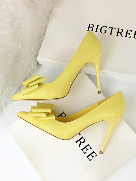 Sieviešu ādas apavi ar lenti un 10 cm papēdi