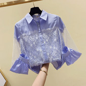 Svītrains sieviešu krekls ar klasisku apkakli un mežģīnēm