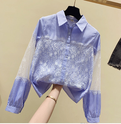 Svītrains sieviešu krekls ar klasisku apkakli un mežģīnēm