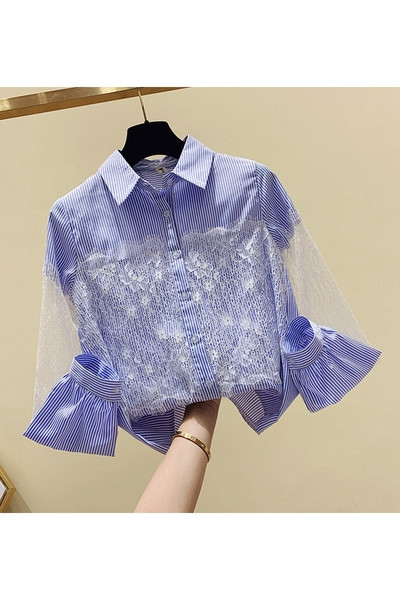 Svītrains sieviešu krekls ar klasisku apkakli un mežģīnēm