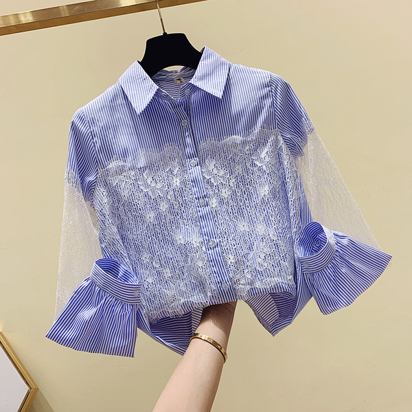 Svītrains sieviešu krekls ar klasisku apkakli un mežģīnēm