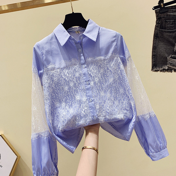 Svītrains sieviešu krekls ar klasisku apkakli un mežģīnēm